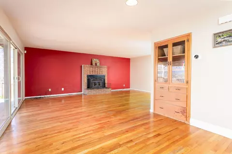 Living - 40410 Cherokee Oaks Dr, Three Rivers, CA 93271 photo 2 of 3