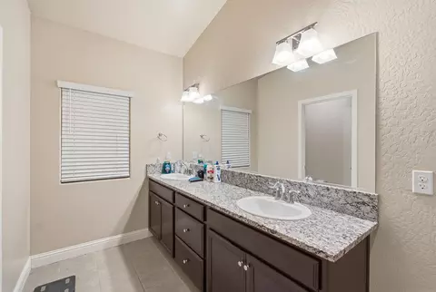 Bath - 636 Castellina St, Lemoore, CA 93245 photo 3 of 3