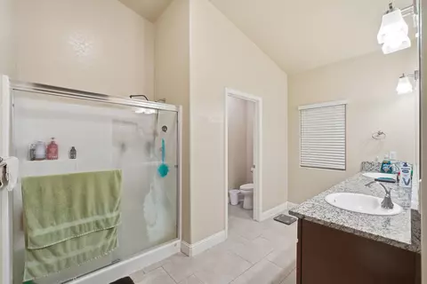 Bath - 636 Castellina St, Lemoore, CA 93245 photo 2 of 3