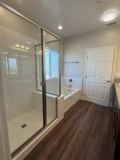 Bath - 941 E Harter Dr, Visalia, CA 93292 photo 4 of 5