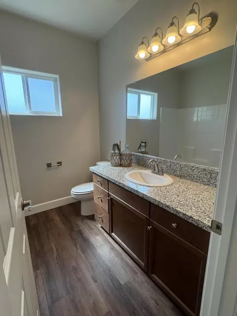 Bath - 941 E Harter Dr, Visalia, CA 93292 photo 2 of 5