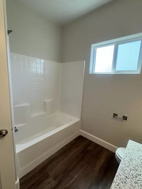 Bath - 941 E Harter Dr, Visalia, CA 93292 photo 3 of 5