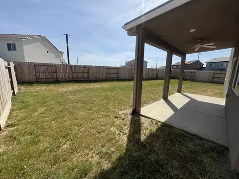 Exterior - 941 E Harter Dr, Visalia, CA 93292 photo 5 of 6