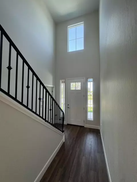 Entry Way - 941 E Harter Dr, Visalia, CA 93292 photo 2 of 4
