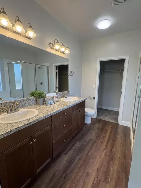 Bath - 941 E Harter Dr, Visalia, CA 93292 photo 5 of 5
