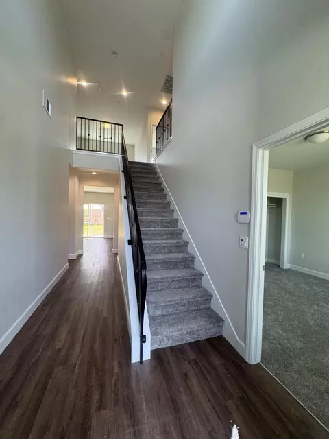Entry Way - 941 E Harter Dr, Visalia, CA 93292 photo 1 of 4