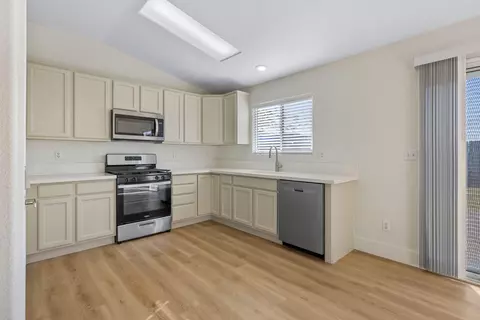 Kitchen - 1459 Chimney Way, Lemoore, CA 93245 photo 2 of 2