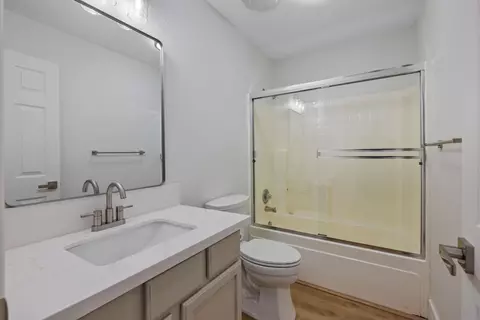 Bath - 1459 Chimney Way, Lemoore, CA 93245 photo 1 of 2