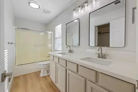 Bath - 1459 Chimney Way, Lemoore, CA 93245 photo 2 of 2
