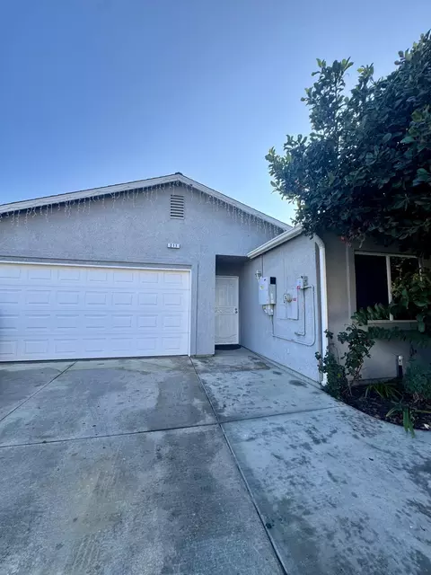 211 Presidio Ave, Porterville, CA 93257