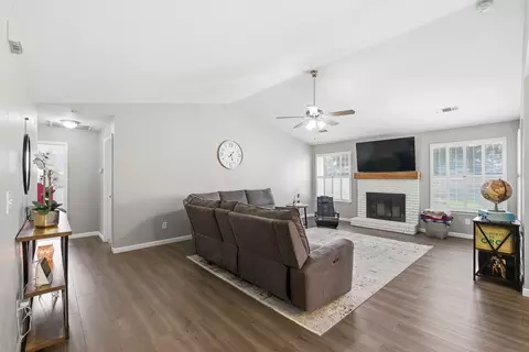 Entry Way - 416 Jesse St, Exeter, CA 93221 photo 2 of 4
