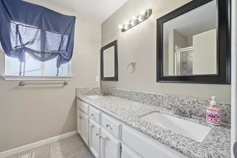Bath - 416 Jesse St, Exeter, CA 93221 photo 3 of 5