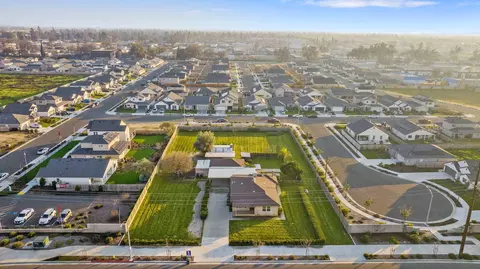 1725 E Goshen Ave E, Visalia, CA 93292