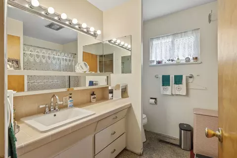 Bath - 29979 Rd 196, Exeter, CA 93221 photo 3 of 3