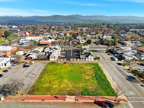 190 S Elmwood Ave, Lindsay, CA 93247