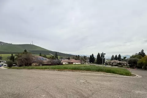NE Fairhaven Court, Porterville, CA 93257