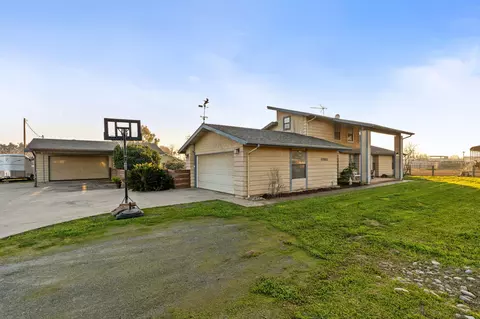 Exterior - 17799 Avenue 280 #B, Exeter, CA 93221 photo 2 of 12