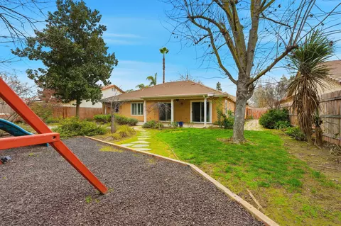 Exterior - 5547 W Modoc Ave, Visalia, CA 93291 photo 6 of 11