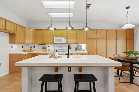 Kitchen - 5547 W Modoc Ave, Visalia, CA 93291 photo 3 of 8