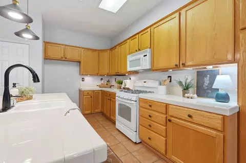 Kitchen - 5547 W Modoc Ave, Visalia, CA 93291 photo 7 of 8
