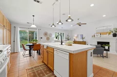 Kitchen - 5547 W Modoc Ave, Visalia, CA 93291 photo 4 of 8