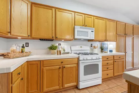 Kitchen - 5547 W Modoc Ave, Visalia, CA 93291 photo 5 of 8