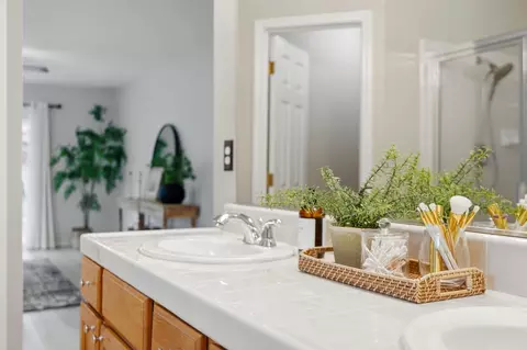Bath - 5547 W Modoc Ave, Visalia, CA 93291 photo 5 of 5