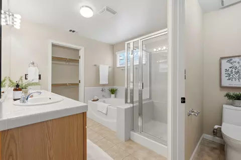 Bath - 5547 W Modoc Ave, Visalia, CA 93291 photo 3 of 5