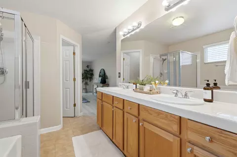 Bath - 5547 W Modoc Ave, Visalia, CA 93291 photo 4 of 5