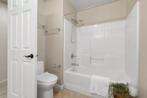 Bath - 5547 W Modoc Ave, Visalia, CA 93291 photo 2 of 5