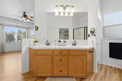 Bath - 3728 E Stapp Ct, Visalia, CA 93292 photo 4 of 5
