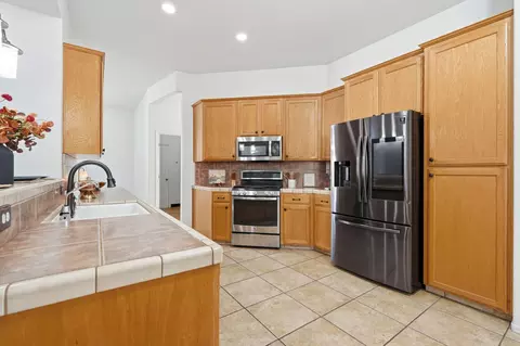 Kitchen - 3728 E Stapp Ct, Visalia, CA 93292 photo 2 of 4