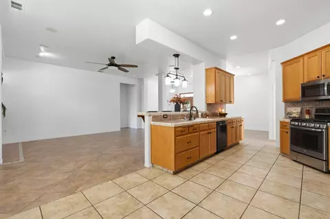 Entry Way - 3728 E Stapp Ct, Visalia, CA 93292 photo 5 of 7