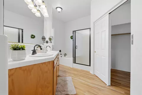 Bath - 3728 E Stapp Ct, Visalia, CA 93292 photo 3 of 5