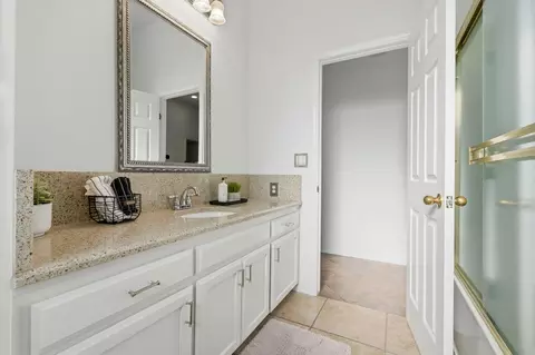 Bath - 3728 E Stapp Ct, Visalia, CA 93292 photo 2 of 5