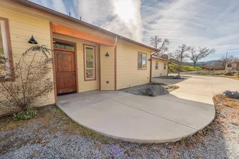 Exterior - 43433 Kaweah River Dr, Three Rivers, CA 93271 photo 12 of 18