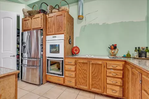 Kitchen - 15084 18 12 Ave, Lemoore, CA 93245 photo 3 of 5