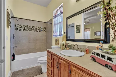 Bath - 15084 18 12 Ave, Lemoore, CA 93245 photo 2 of 6