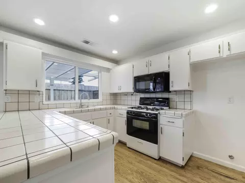 Kitchen - 1507 E Vassar Dr, Visalia, CA 93292 photo 1 of 2