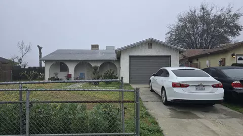 762 W Front St, Farmersville, CA 93223