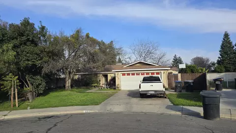 438 E Oakridge Ct, Visalia, CA 93291