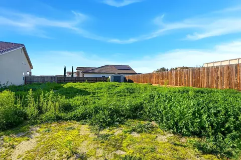 Exterior - 3646 E Meadow Ct, Visalia, CA 93292 photo 6 of 7