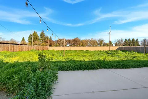 Exterior - 3646 E Meadow Ct, Visalia, CA 93292 photo 5 of 7