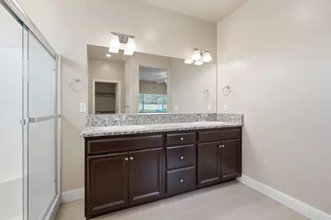 Bath - 3646 E Meadow Ct, Visalia, CA 93292 photo 3 of 4
