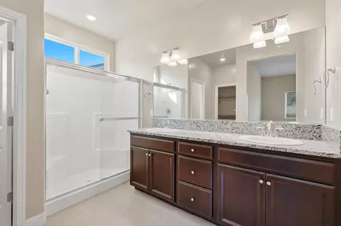 Bath - 3646 E Meadow Ct, Visalia, CA 93292 photo 2 of 4