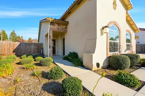 Exterior - 3646 E Meadow Ct, Visalia, CA 93292 photo 4 of 7