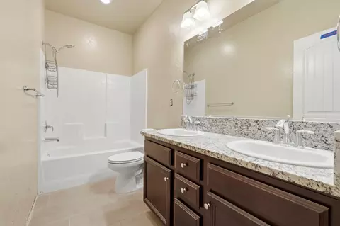 Bath - 3646 E Meadow Ct, Visalia, CA 93292 photo 4 of 4