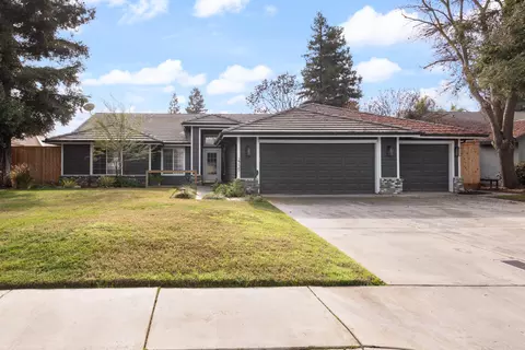 2735 W Perez Ct, Visalia, CA 93291