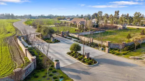 13079 Karolina Dr, Visalia, CA 93292