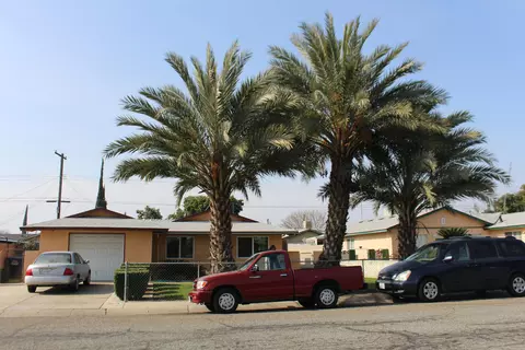 1127 N Stover St, Visalia, CA 93292